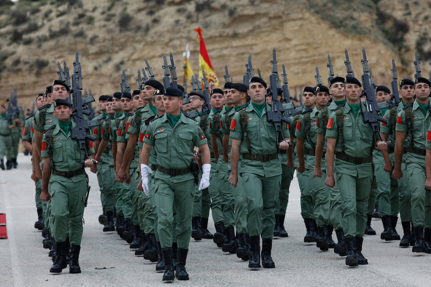 Las instalaciones del acuartelamiento de Santa Bárbara, en la pedanía murciana de Javalí Nuevo, acogieron este viernes la ceremonia de entrega de mando del Regimiento de Infantería 'Zaragoza nº5', en la que tomó posesión del cargo el coronel Francisco Herrera Cruz, que ha venido a reemplazar a José Ruipérez. 