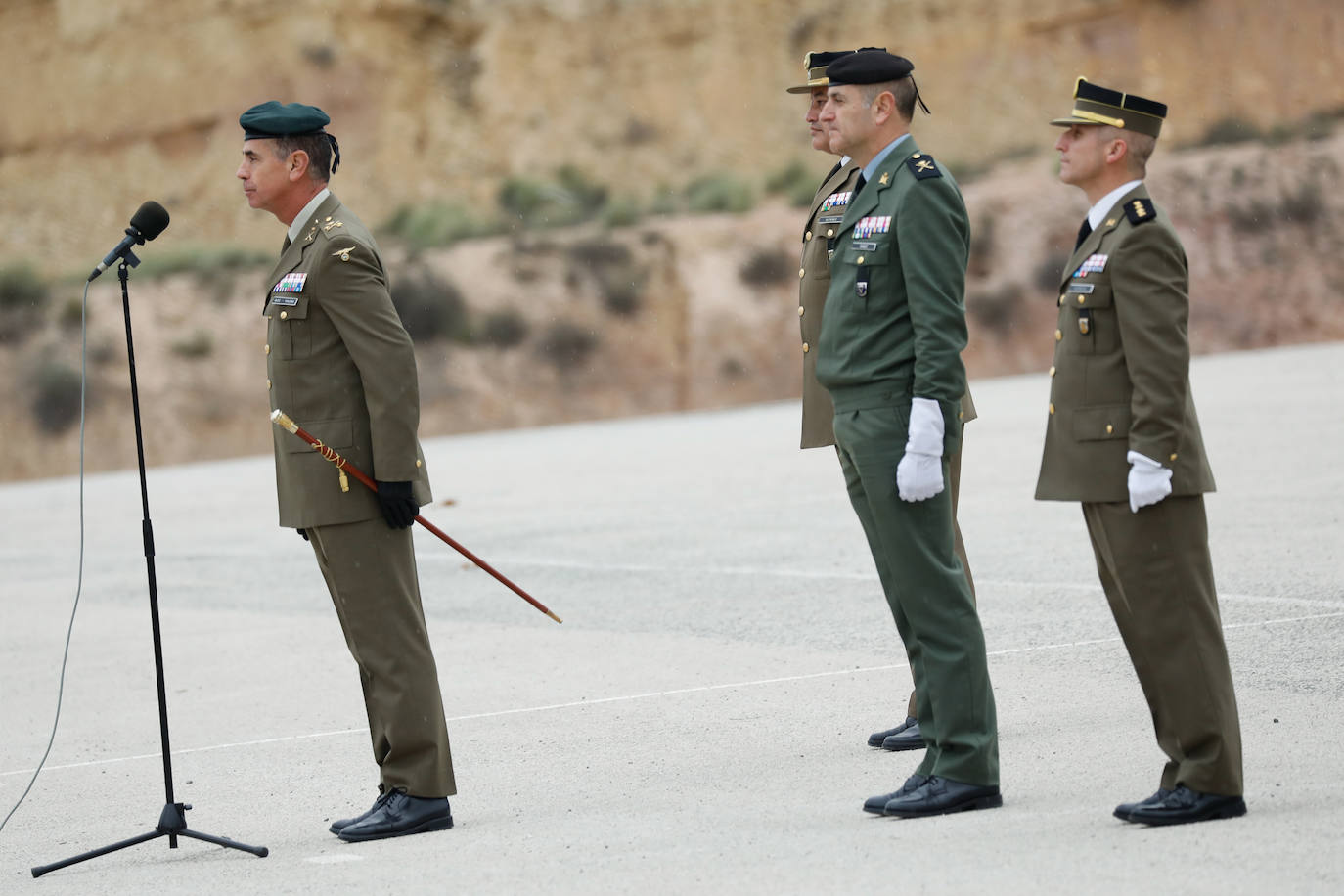 Las instalaciones del acuartelamiento de Santa Bárbara, en la pedanía murciana de Javalí Nuevo, acogieron este viernes la ceremonia de entrega de mando del Regimiento de Infantería 'Zaragoza nº5', en la que tomó posesión del cargo el coronel Francisco Herrera Cruz, que ha venido a reemplazar a José Ruipérez. 