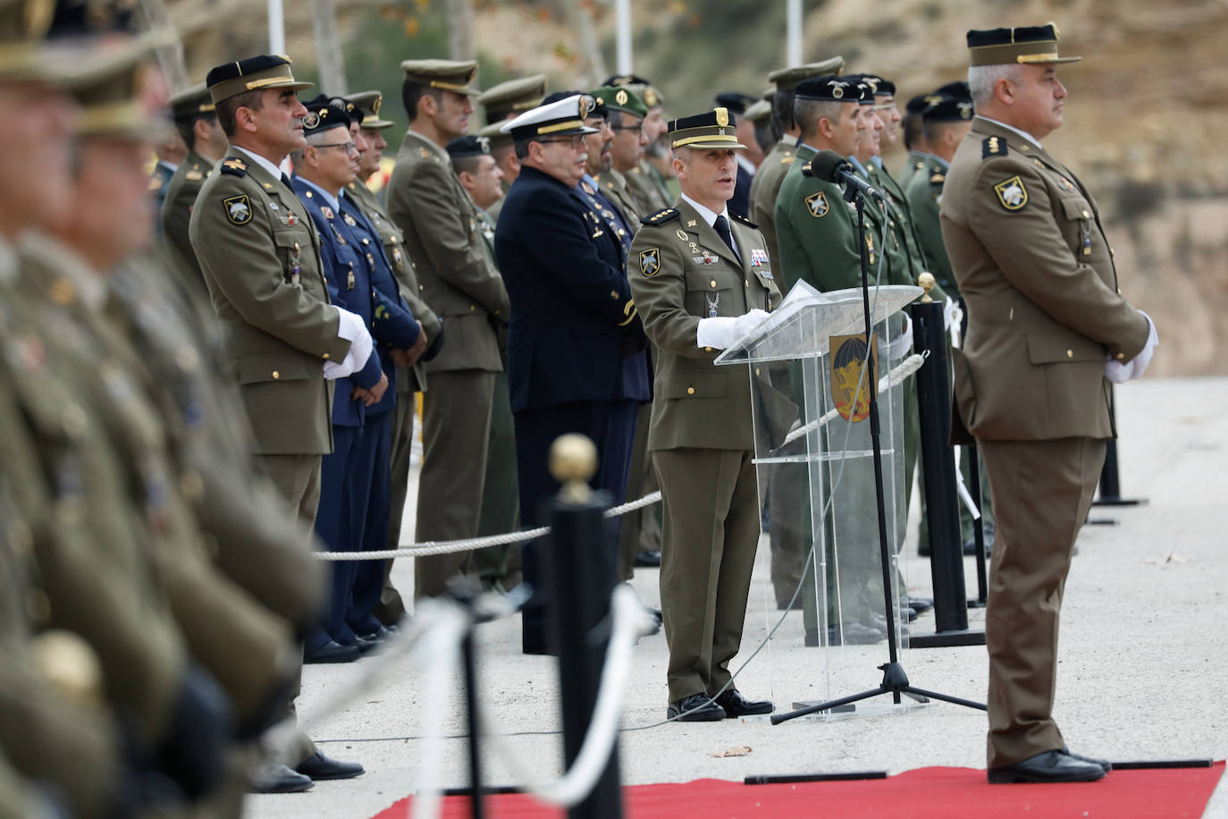 Las instalaciones del acuartelamiento de Santa Bárbara, en la pedanía murciana de Javalí Nuevo, acogieron este viernes la ceremonia de entrega de mando del Regimiento de Infantería 'Zaragoza nº5', en la que tomó posesión del cargo el coronel Francisco Herrera Cruz, que ha venido a reemplazar a José Ruipérez. 