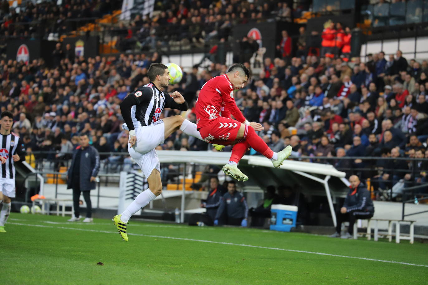 El conjunto grana firma una actuación positiva en el campo del segundo clasificado pero el resultado no le sirve para alejarse del descenso