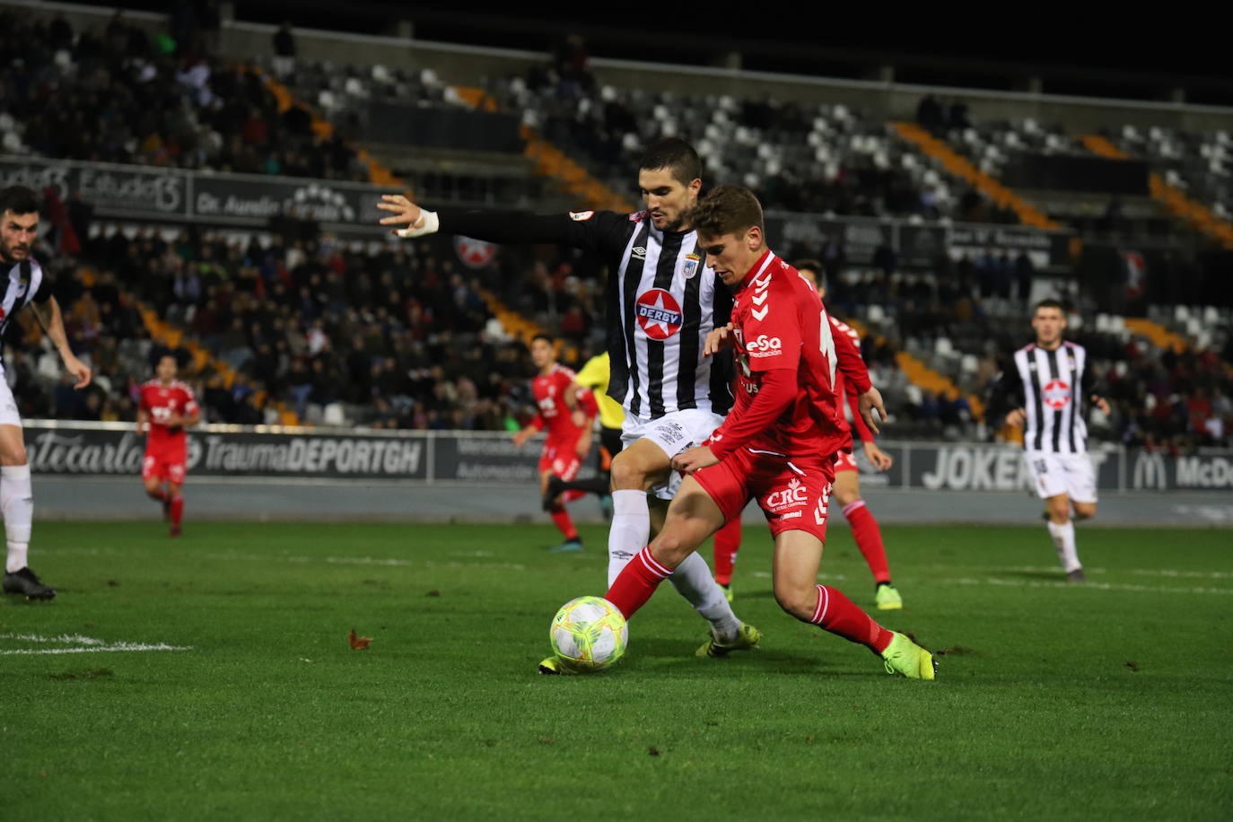 El conjunto grana firma una actuación positiva en el campo del segundo clasificado pero el resultado no le sirve para alejarse del descenso