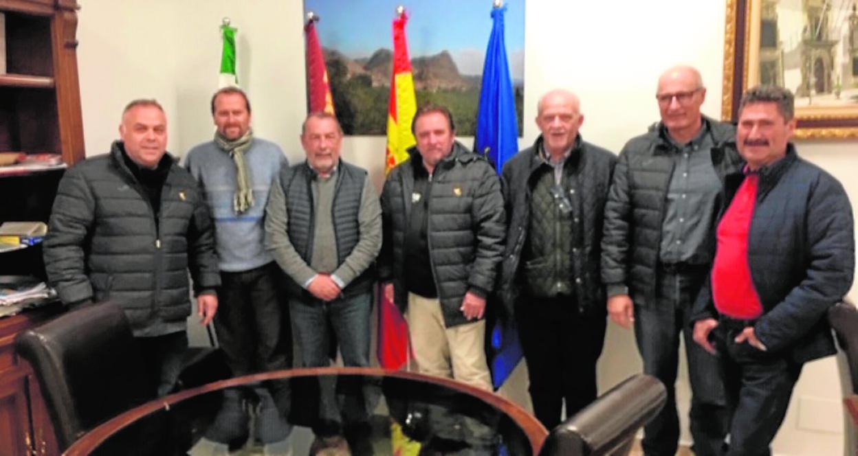 De izquierda a derecha, Rafael Guillamón, alcalde de Ricote; Fran Luna, presidente del Comité juvenil de la Regional de colombicultura; Domingo Pay, de la Sociedad de Ricote; Pepe Rubio, presidente de la Federación; Diego Hellín, secretario; Pepe Pagán, tesorero; y Luis Sáez, vicepresidente. 