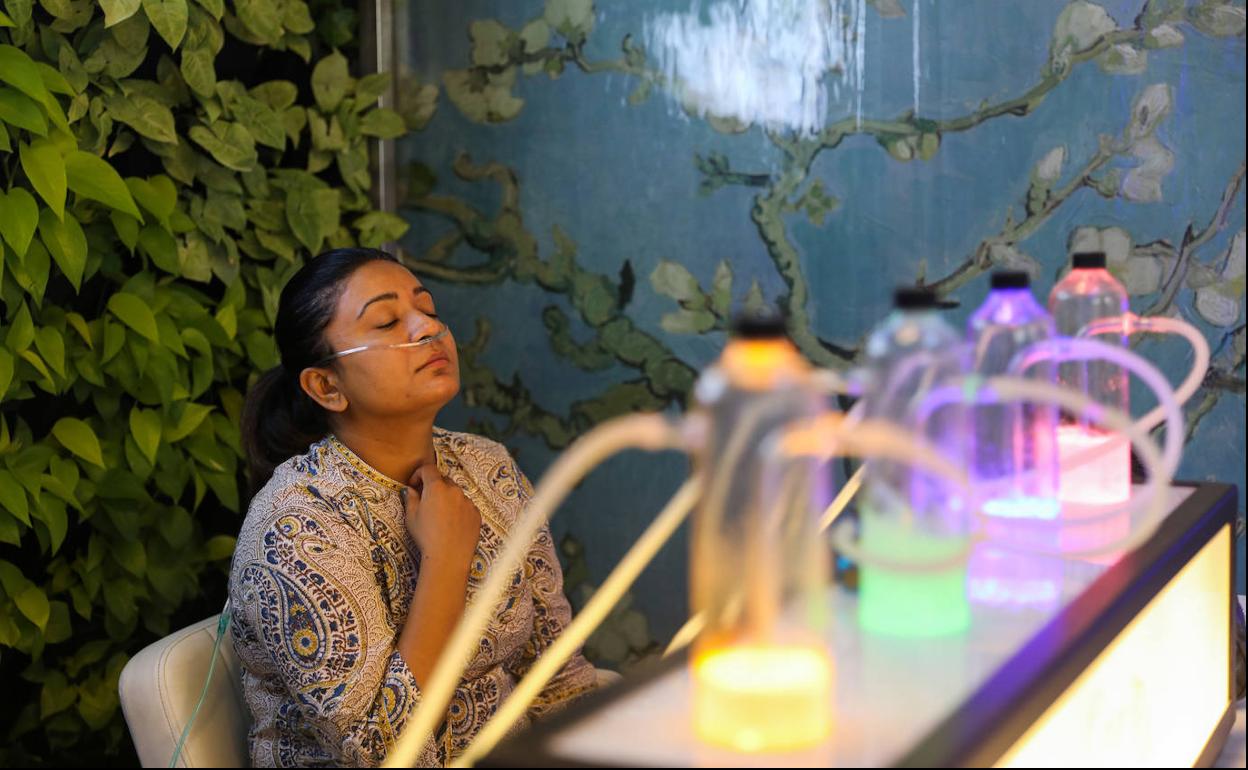 Una clienta del nuevo local de Nueva Delhi inhala oxígeno con fragancia.