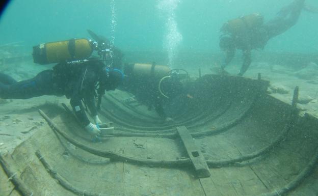 Arqueólogos inspeccionan el barco fenicio de Mazarrón.