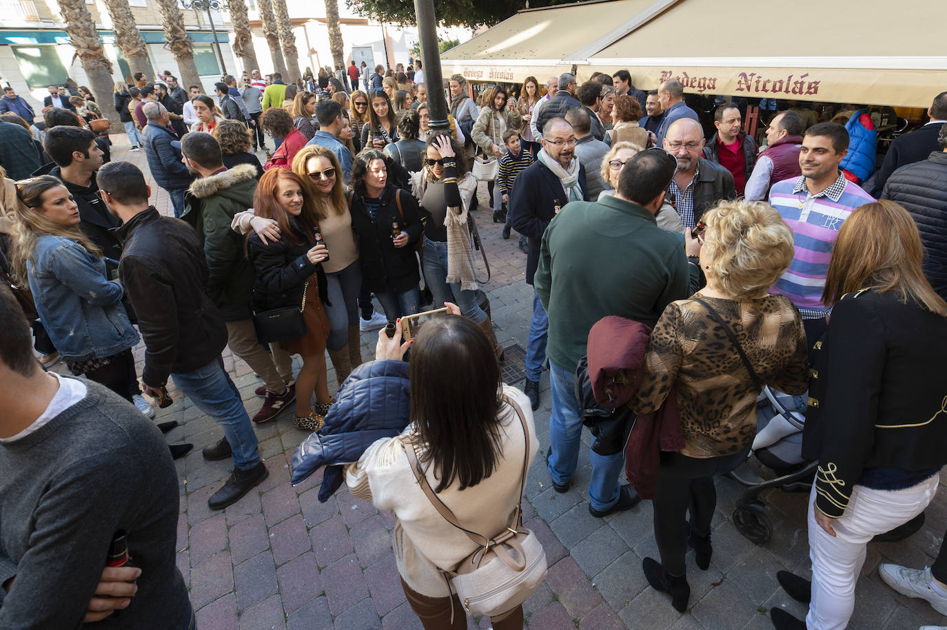 Miles de personas tomaron las calles este martes desde la hora de comer para celebrar la Nochebuena junto a familiares y amigos