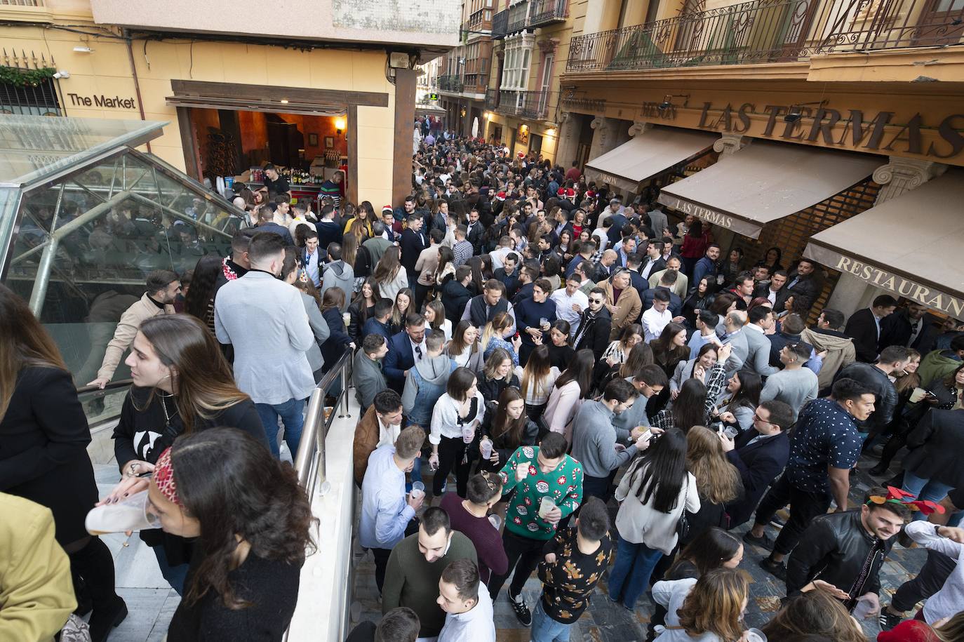 Miles de personas tomaron las calles este martes desde la hora de comer para celebrar la Nochebuena junto a familiares y amigos