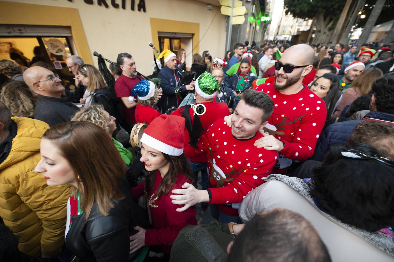 Miles de personas tomaron las calles este martes desde la hora de comer para celebrar la Nochebuena junto a familiares y amigos