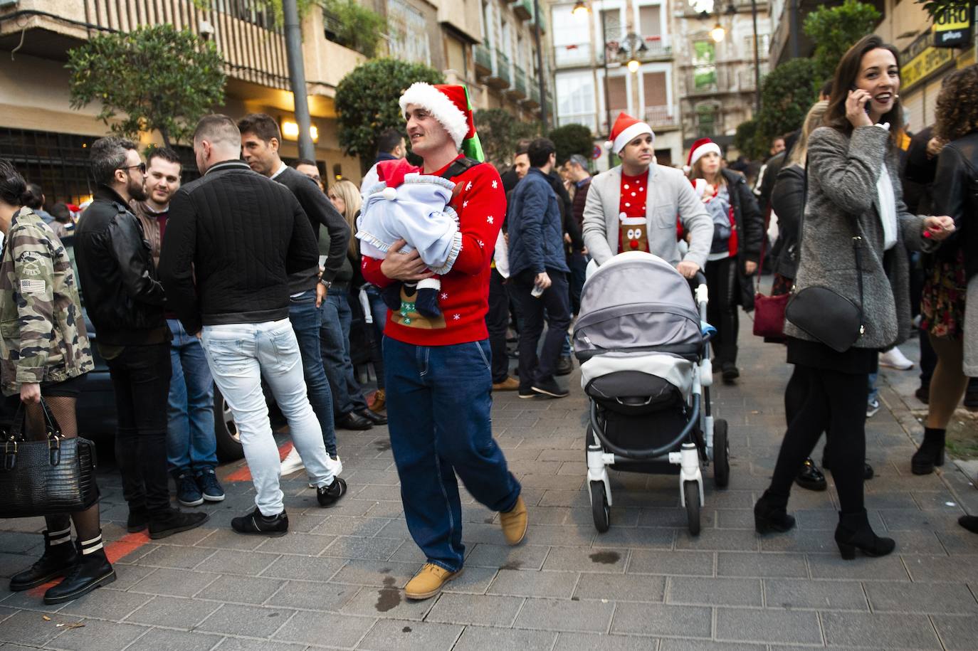 Miles de personas tomaron las calles este martes desde la hora de comer para celebrar la Nochebuena junto a familiares y amigos