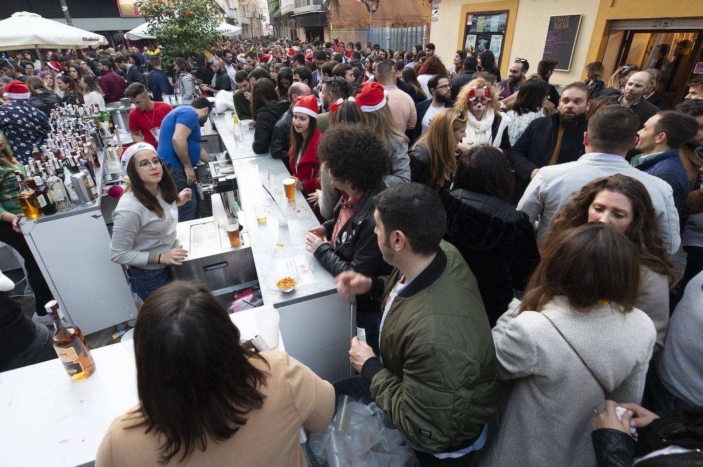 Miles de personas tomaron las calles este martes desde la hora de comer para celebrar la Nochebuena junto a familiares y amigos