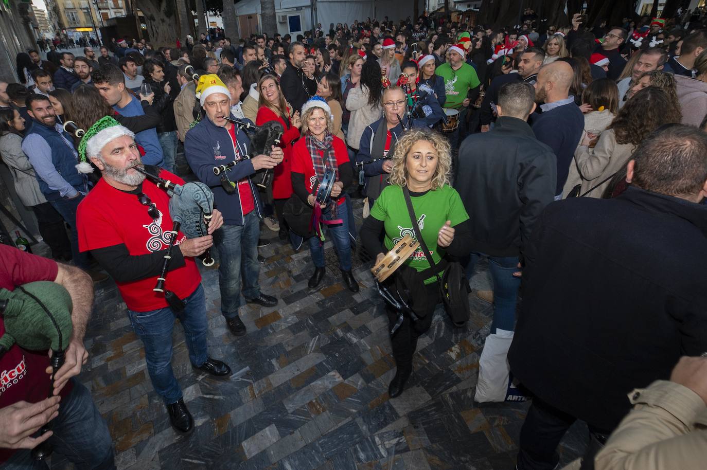 Miles de personas tomaron las calles este martes desde la hora de comer para celebrar la Nochebuena junto a familiares y amigos