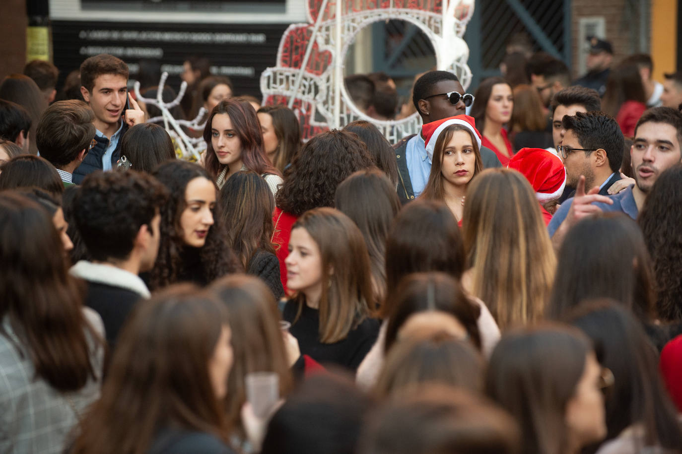 Miles de personas tomaron las calles este martes desde la hora de comer para celebrar la Nochebuena junto a familiares y amigos