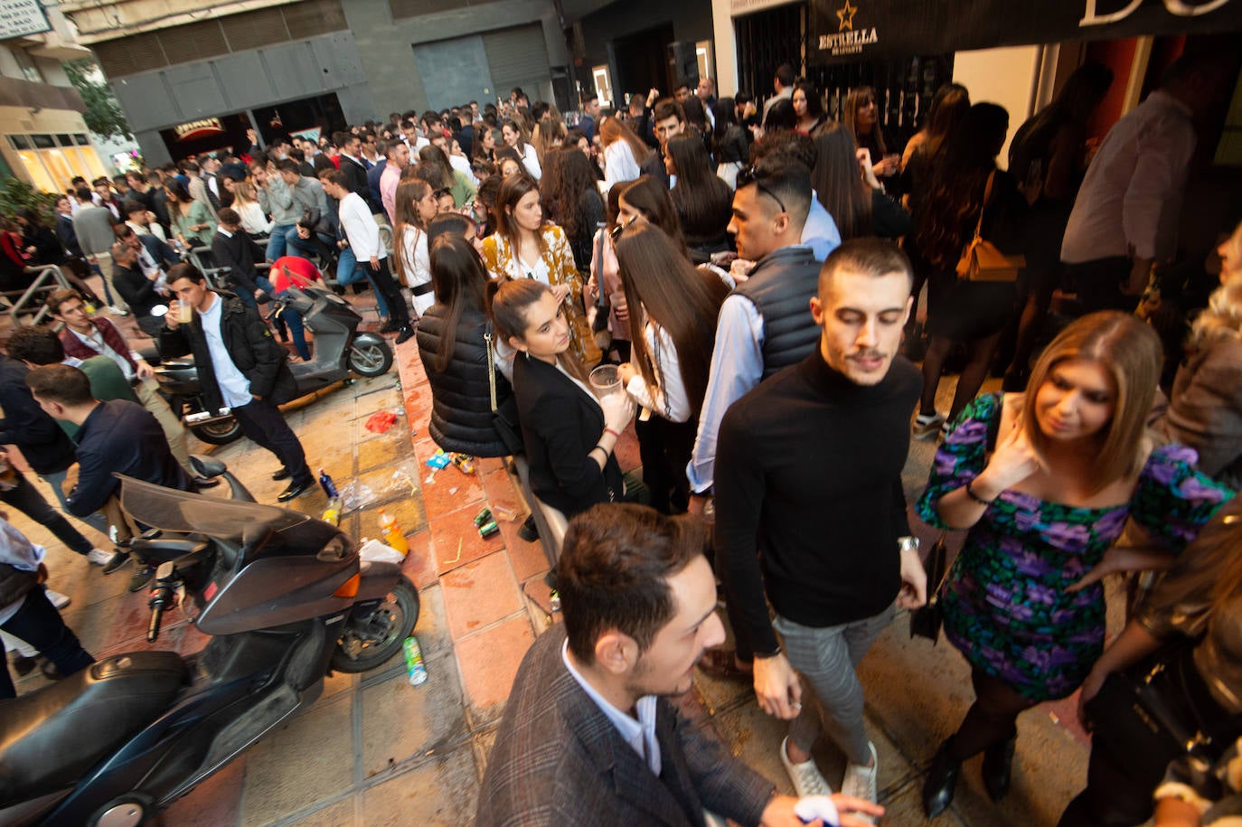 Miles de personas tomaron las calles este martes desde la hora de comer para celebrar la Nochebuena junto a familiares y amigos