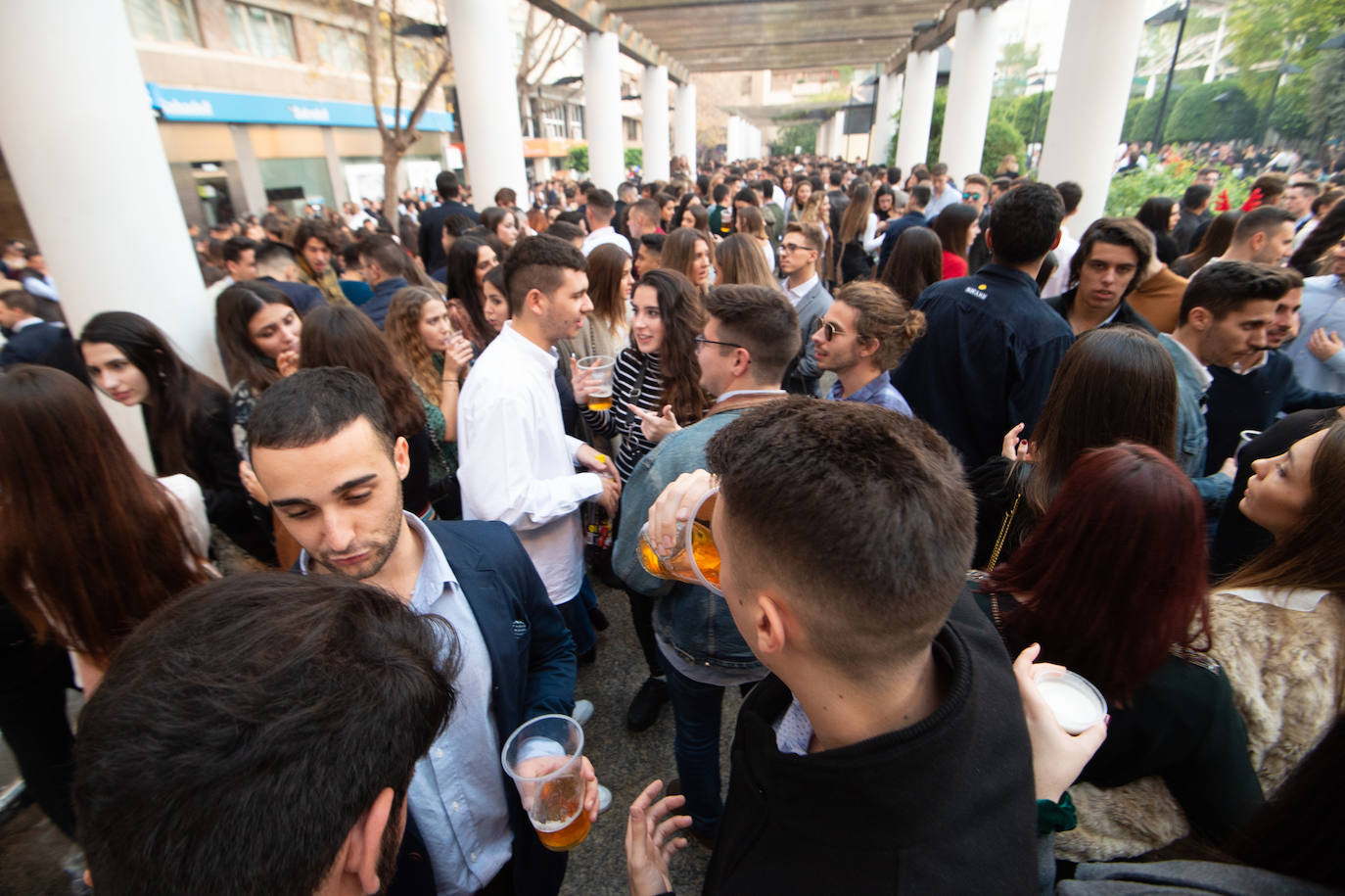 Miles de personas tomaron las calles este martes desde la hora de comer para celebrar la Nochebuena junto a familiares y amigos