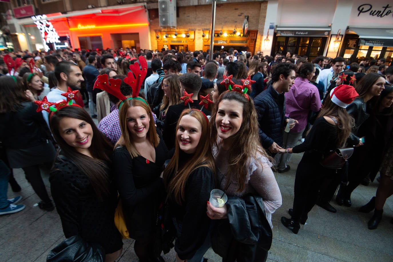 Miles de personas tomaron las calles este martes desde la hora de comer para celebrar la Nochebuena junto a familiares y amigos