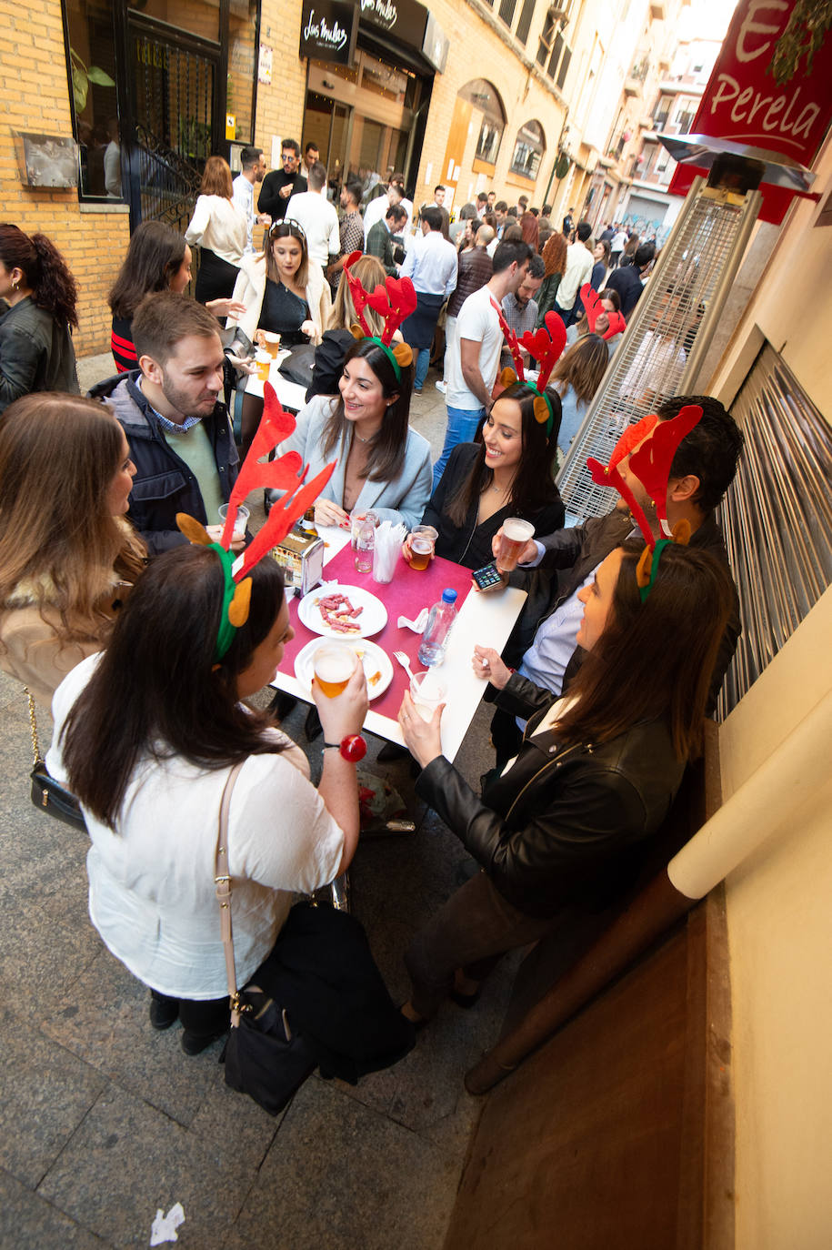 Miles de personas tomaron las calles este martes desde la hora de comer para celebrar la Nochebuena junto a familiares y amigos