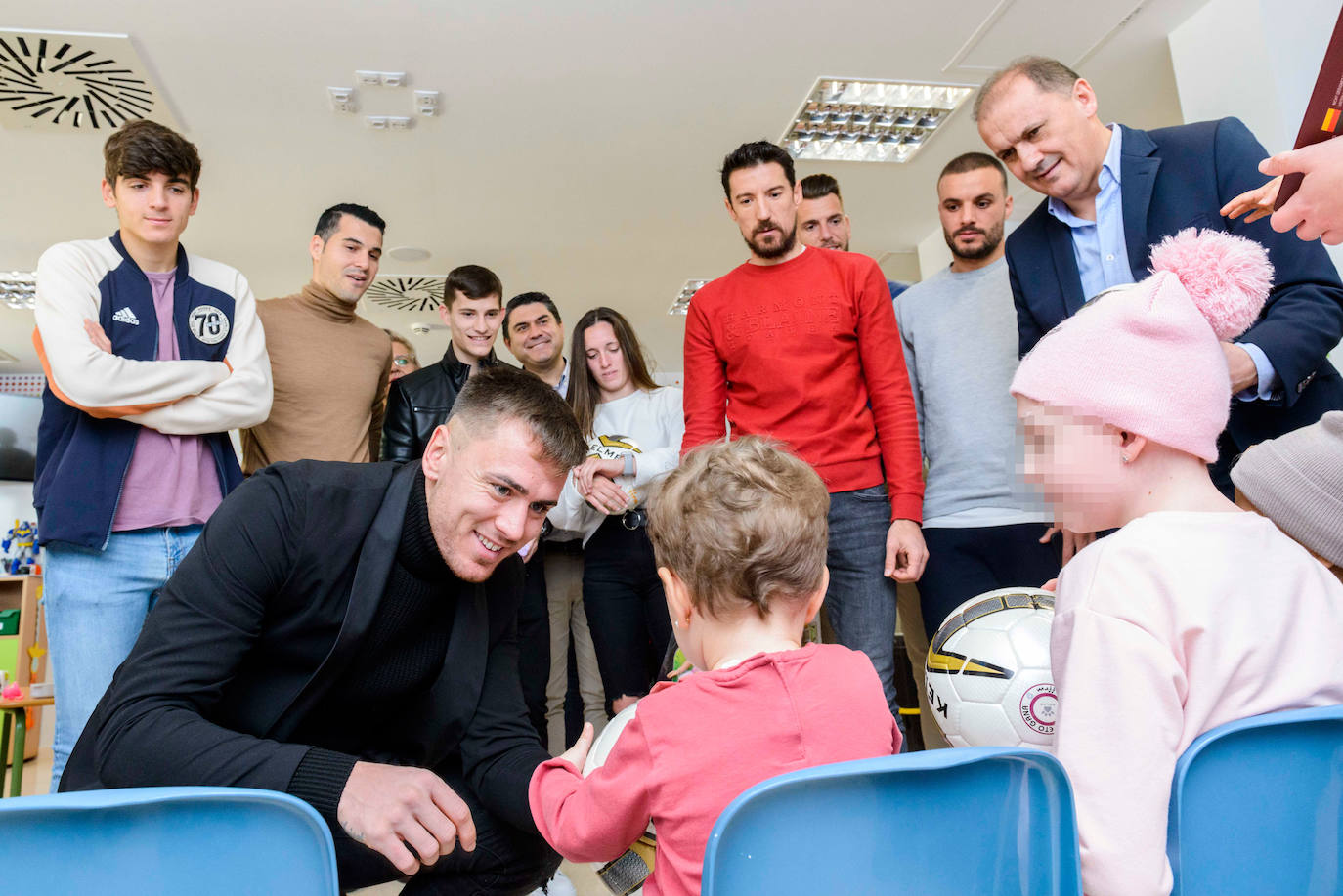 Jugadores como Pedro León, Patric Gabarrón o Eva Navarro llevaron camisetas firmadas, balones y otros jueguetes a más de 70 menores de la unidad infantil del hospital