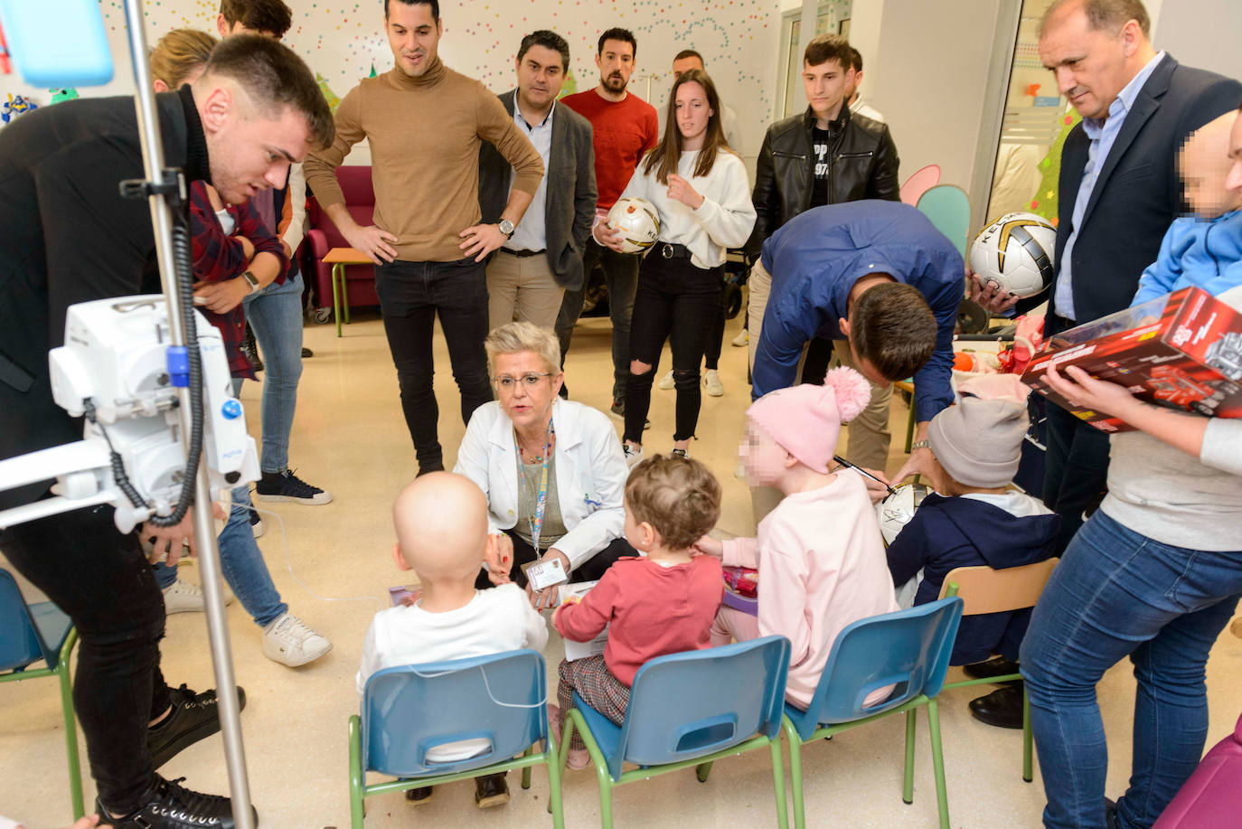 Jugadores como Pedro León, Patric Gabarrón o Eva Navarro llevaron camisetas firmadas, balones y otros jueguetes a más de 70 menores de la unidad infantil del hospital