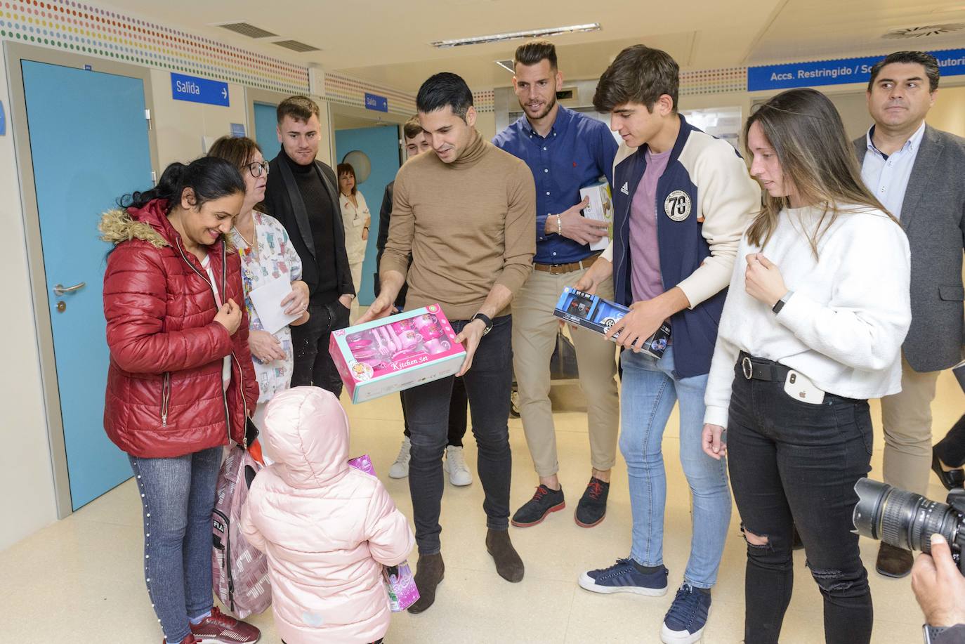 Jugadores como Pedro León, Patric Gabarrón o Eva Navarro llevaron camisetas firmadas, balones y otros jueguetes a más de 70 menores de la unidad infantil del hospital