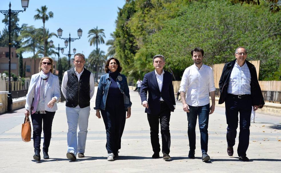 Los cabezas de lista por la Región de los seis partidos con opciones que se presentaron a los comicios del 28-A: de izquierda a derecha, Lourdes Méndez (Vox), Miguel Garaulet (Ciudadanos), Isabel Borrego (PP), Pedro Saura (PSOE), Javier Sánchez Serna (Unidas Podemos) y Pío Pérez Laserna (Somos Región).