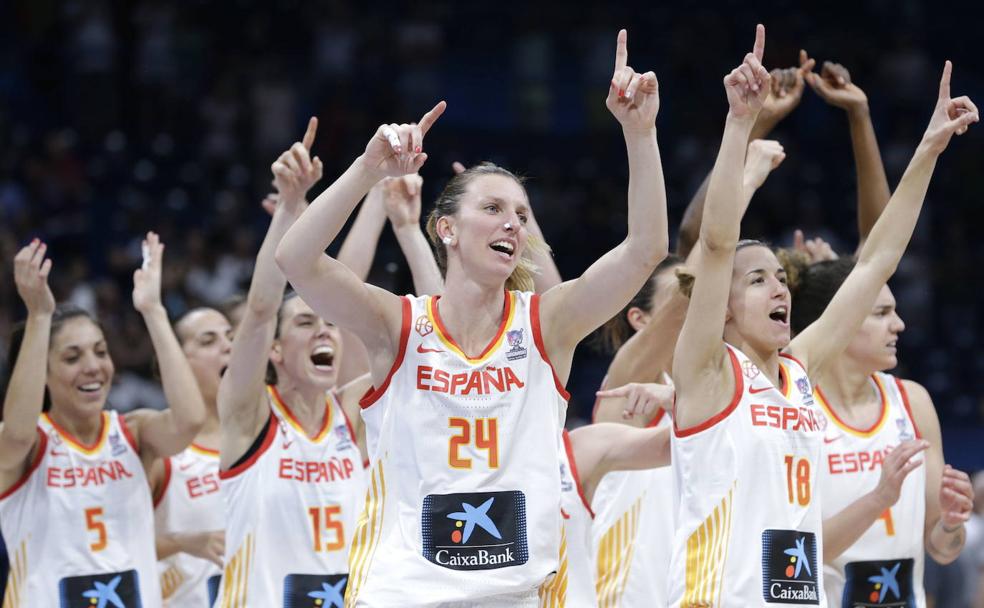 Laura Gil, con el número 24, tras vencer a Francia en la final del Eurobasket femenino.