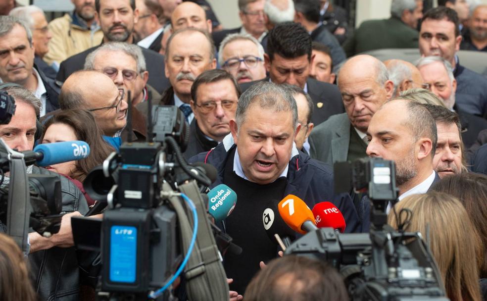 El presidente del Sindicato Central de Regantes del Trasvase Tajo-Segura, con otros dirigentes de los regantes, antes de reunirse con el delegado del Gobierno.