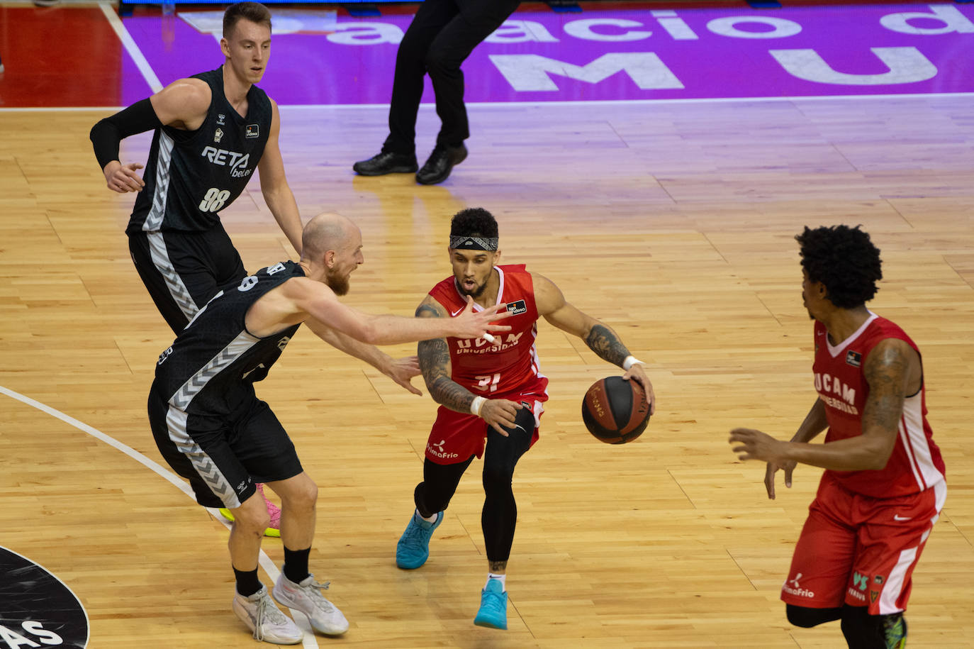 El UCAM cedió por la mínima un desastroso partido contra un Bilbao menos malo para sumar su séptima derrota seguida