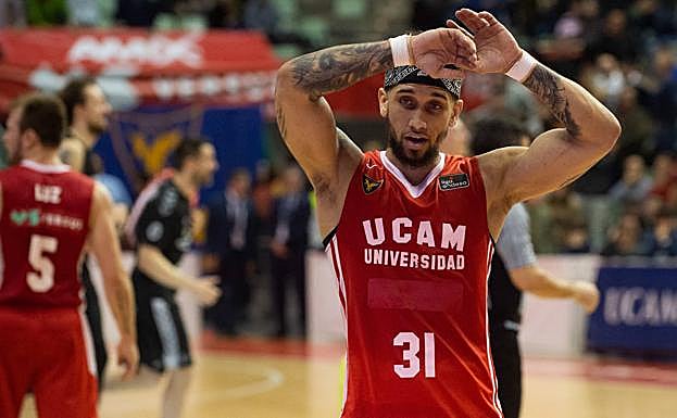 Askia Booker, jugador del UCAM CB, se lamenta durante el partido.
