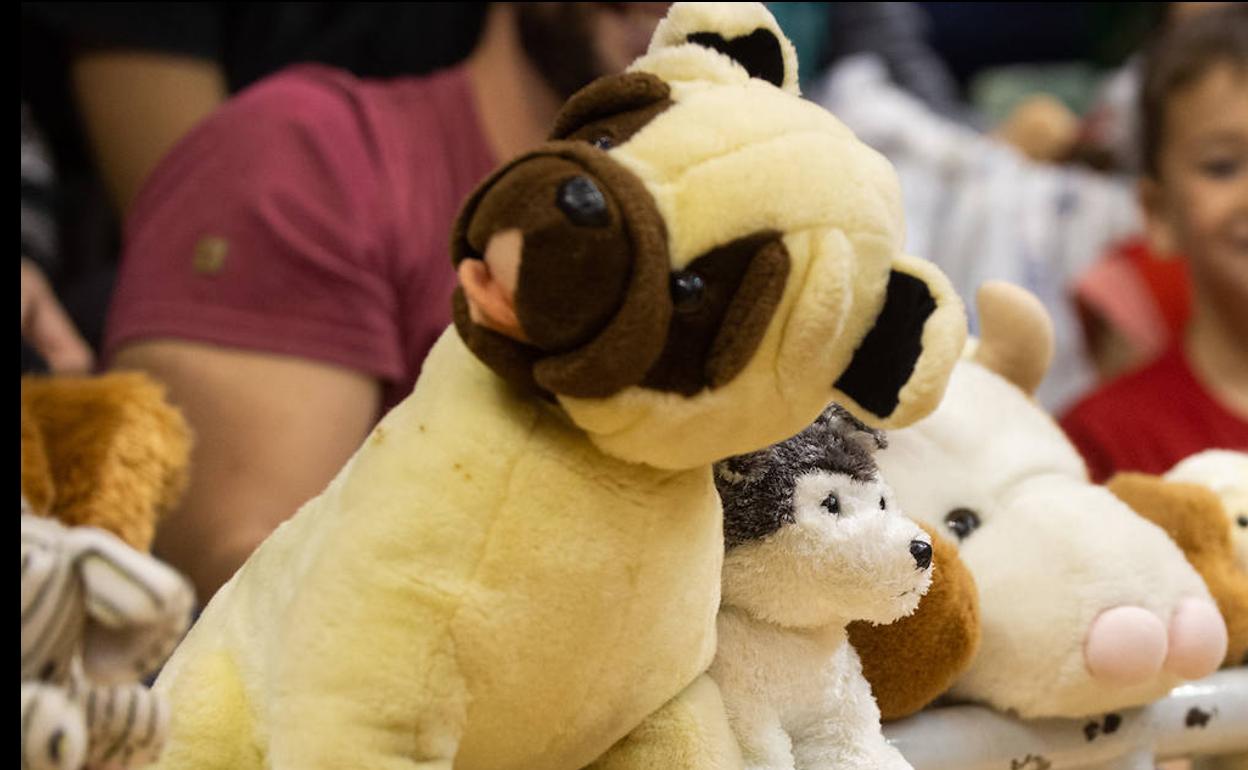 Algunos de los peluches que se lanzaron este sábado a la pista del Palacio de los Deportes.