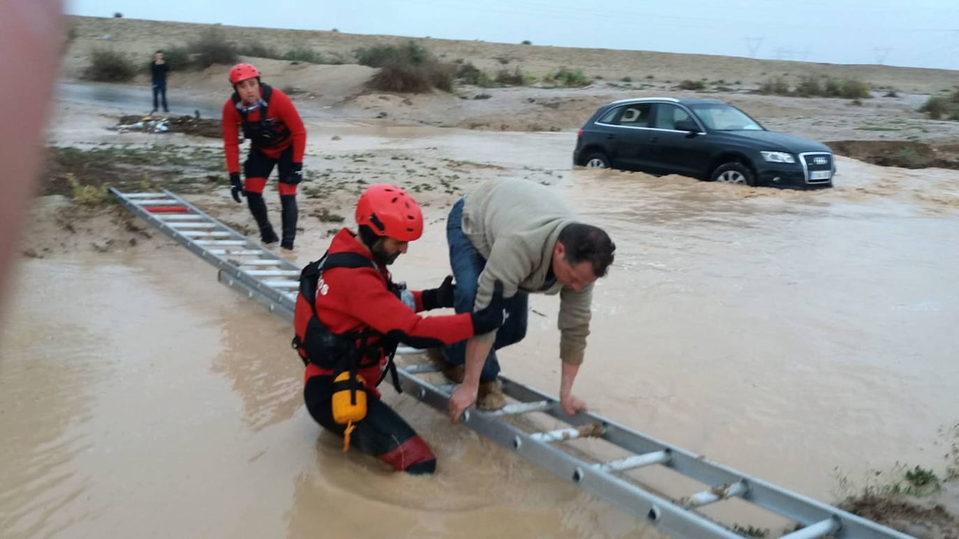 21-04-2019. Treinta horas sin tregua. Rescates, inundaciones, caídas de árboles y carreteras cortadas siembran el caos en la tormenta de abril más intensa en medio siglo, según los datos del Laboratorio de Climatología de la Universidad de Alicante. El Centro de Coordinación de Emergencias recibe 499 llamadas para alertar de un total de 481 incidencias relacionadas con la tormenta. :: LV