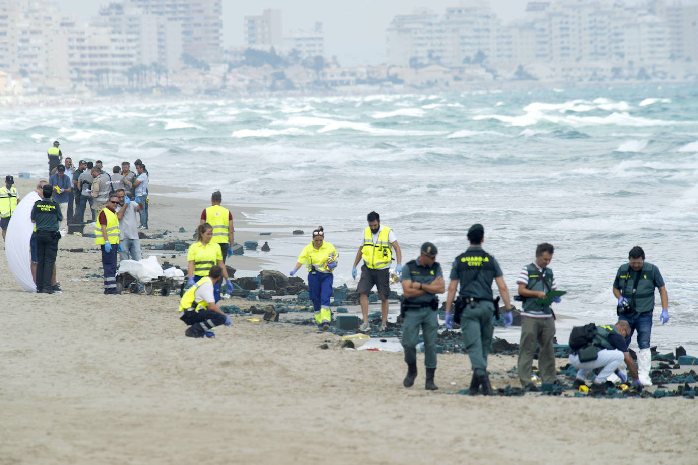 26-08-2019. El comandante Francisco Marín, un experimentado piloto e instructor de la Academia General del Aire (AGA), fallece al caer su avión de adiestramiento en el mar, frente a La Manga, cuando intentaba rectificar una maniobra de vuelo en picado. El caza C-101 del Ejército del Aire se estrella contra el agua a cuatro kilómetros de la costa, a la altura de las playas de Galúa y Barco Perdido, y más de 300 efectivos se suman a la búsqueda de restos del reactor. Dos días después del accidente, la Patrulla Águila vuelve a surcar el cielo para dibujar un crespón en homenaje a Francisco Marín. :: Antonio Gil / AGM