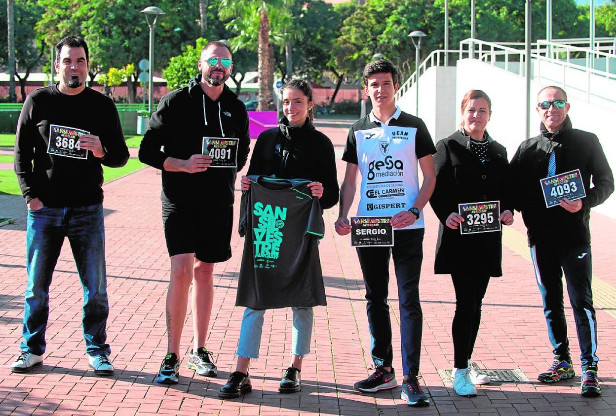 De izquierda a derecha, Carlos Tomás, Patri Ortín, María Martínez, Sergio Fernández, Keka Resina y José Ruiz, el sábado a las puertas del pabellón Príncipe de Asturias. 