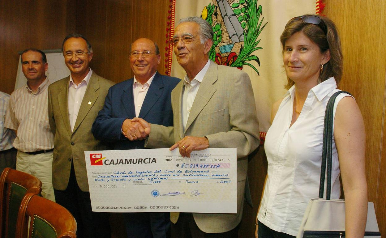 El expresidente del Sindicato de Regantes del Trasvase, Francisco del Amor, entrega un cheque a los regantes de Estremera, Madrid, por una compra de agua en el año 2007.