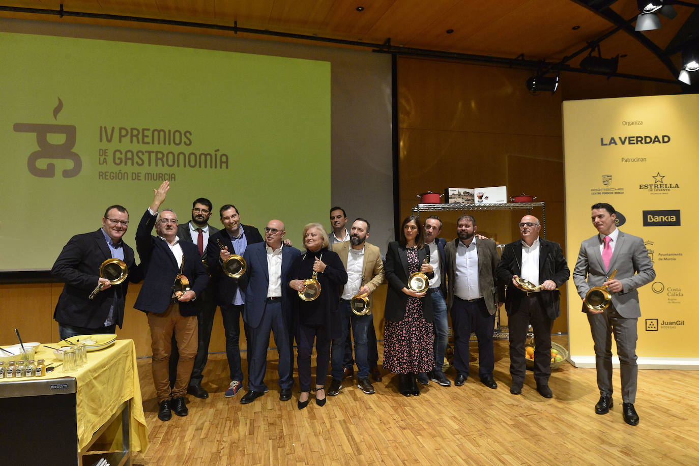11-12-2019. Los ases de la gastronomía regional. Los galardonados en la cuarta edición de los Premios de la Gastronomía de LA VERDAD reciben sus premios.