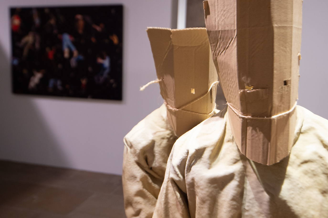 15-12-2019. El mejor arte contemporáneo. La Colección de Arte Contemporáneo de la Fundación Caja Mediterráneo llega al Palacio Almudí. La exposición ‘Orígenes’ trae por primera vez a la Región una selección de obras de este fondo que aglutina 213 piezas de los artistas más destacados de la democracia, como Miquel Barceló, Antoni Tàpies, Juan Muñoz, Eduardo Arroyo, Eusebio Sempere, Cristina Iglesias y Luis Gordillo, entre otros, y que resume el fondo artístico que captura el devenir del arte contemporáneo en el país tras el fin de la dictadura, cuando la mecha artística prendió con furia en manos de los creadores. :: Javier Carrión / AGM