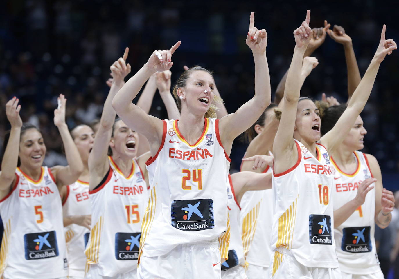 08-07-2019. La selección española de baloncesto conquista su cuarto oro continental en una final en la que brilla la murciana Laura Gil. España engrandece así su leyenda al revalidar el título de Europa. Ese hito no lo había conseguido nadie en la historia salvo la Unión Soviética, que lo logró por última vez en 1991, dos años antes de que la selección nacional estrenase su palmarés continental, ahora ya enriquecido por cuatro oros, gracias a la mejor generación que ha dado el baloncesto femenino español, que encadena siete medallas en grandes competiciones y se ha encargado de marcar una época memorable, culminada de momento por nueve metales en los diez últimos Eurobasket y tres coronas en cuatro ediciones. En la foto, Laura Gil, con el número 24, tras su victoria en Francia. :: EFE