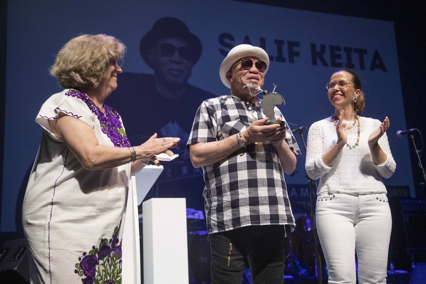 23-07-2019. Salif Keita recoge el reconocimiento a toda una vida en La Mar de Músicas. La periodista de la BBC Lucy Durán entrega el premio al músico maliense. :: Pablo Sánchez / AGM