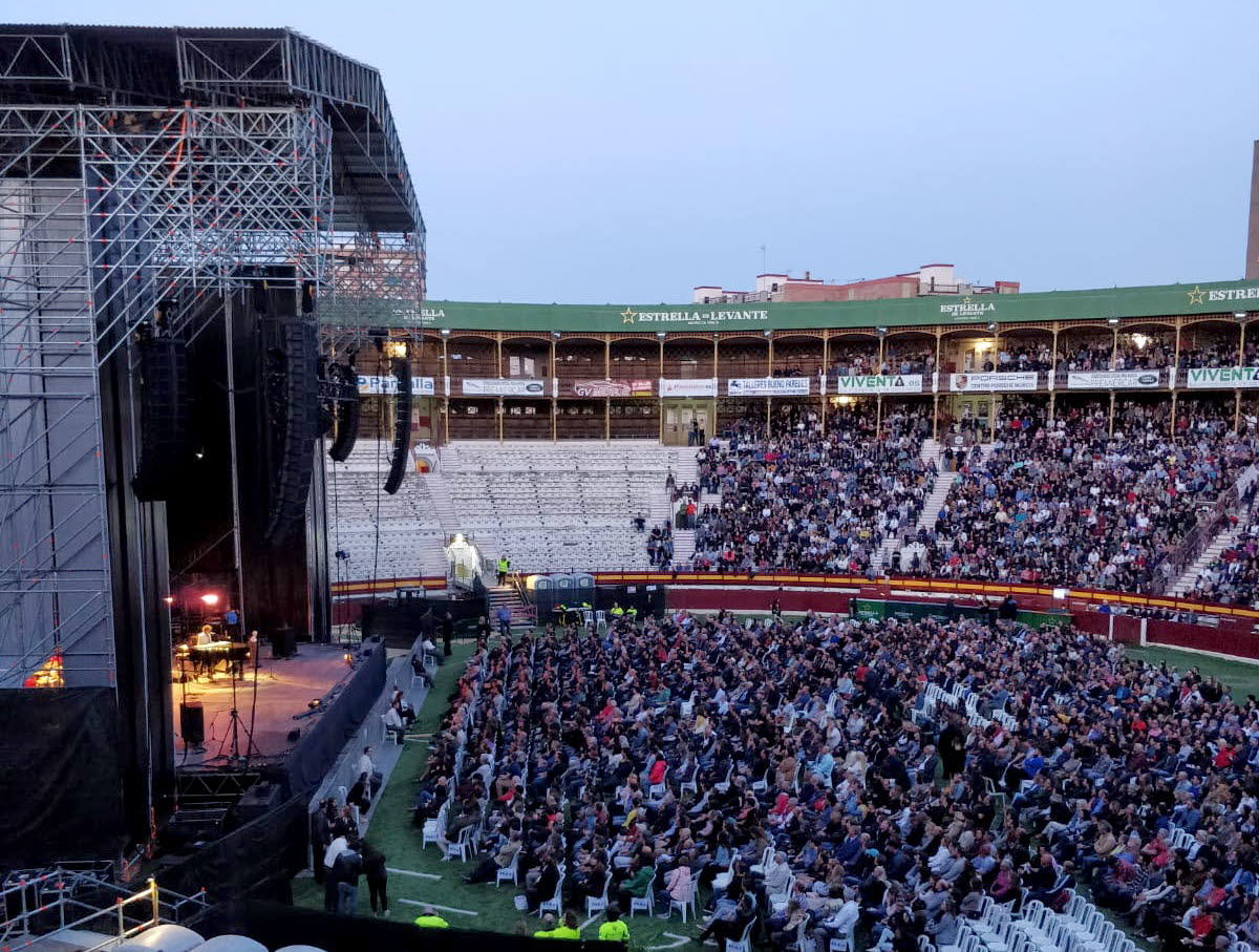 06-05-2019. Eterno Dylan. El astro de Minnesota ofrece en la plaza de toros de Murcia un concierto convincente pese a su voz de arena, tan caro en su precio como generoso en su devenir, con un repertorio en torno a las 20 canciones. Bob Dylan ofrece un variado muestrario de su obra, con piezas más remotas como ese ‘It ain’t me, babe’ de sus inicios, pasando por su etapa reivindicativa (‘Pay in blood’), el rock (‘Love sick’), el blues (‘Early roman kings’) o algunos de sus títulos más codiciados, dejando en el entregado público la sensación intensa de haber estado frente a la misma historia viva de la música popular. 