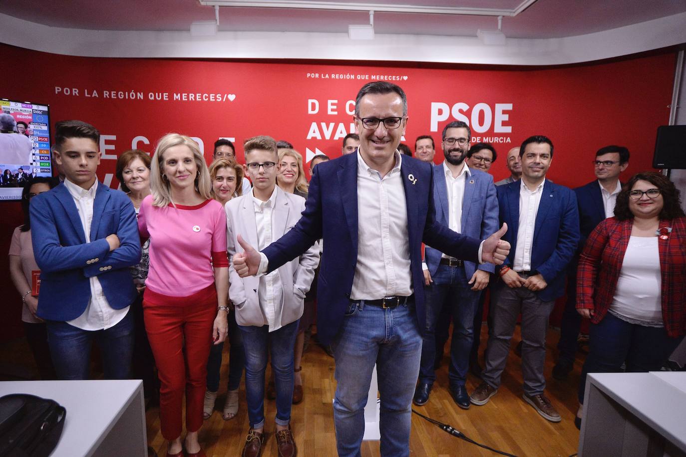 26-05-2019. Las elecciones autonómicas acaban con la hegemonía política del PP en la Región de Murcia. Los socialistas, liderados por Diego Conesa, ponen fin al bastión popular y a 24 años consecutivos de victorias electorales del PP en la Comunidad Autónoma. El triunfo del PSOE, sin embargo, no le garantiza la formación de gobierno, que finalmente no es capaz de sacar adelante y que se lleva el PP. Los socialistas consiguen la victoria con 17 de los 45 diputados que componen la Asamblea Regional, cuatro más de los que disponían hasta entonces. Los populares, que luchaban por lograr un nuevo triunfo que les permitiera mantener en el palacio de San Esteban a su líder, Fernando López Miras, se tuvieron que conformar con 16 escaños -el menor número que logran desde 1987-, muy por debajo de los 22 que sacaron en las anteriores elecciones autonómicas. La medalla de bronce de los comicios es para Ciudadanos, que mejora en dos diputados su anterior registro para quedarse con seis. Vox confirma en las urnas la ya prevista llegada al Parlamento autónomo, donde ocupará cuatro asientos, mientras que el hemiciclo lo completarán dos diputados de Podemos, que fue el partido, junto con el PP, más castigado por los murcianos, al perder cuatro de los parlamentarios con que contó la anterior legislatura. En la imagen, Diego Conesa en la sede del PSOE. :: Nacho García / AGM