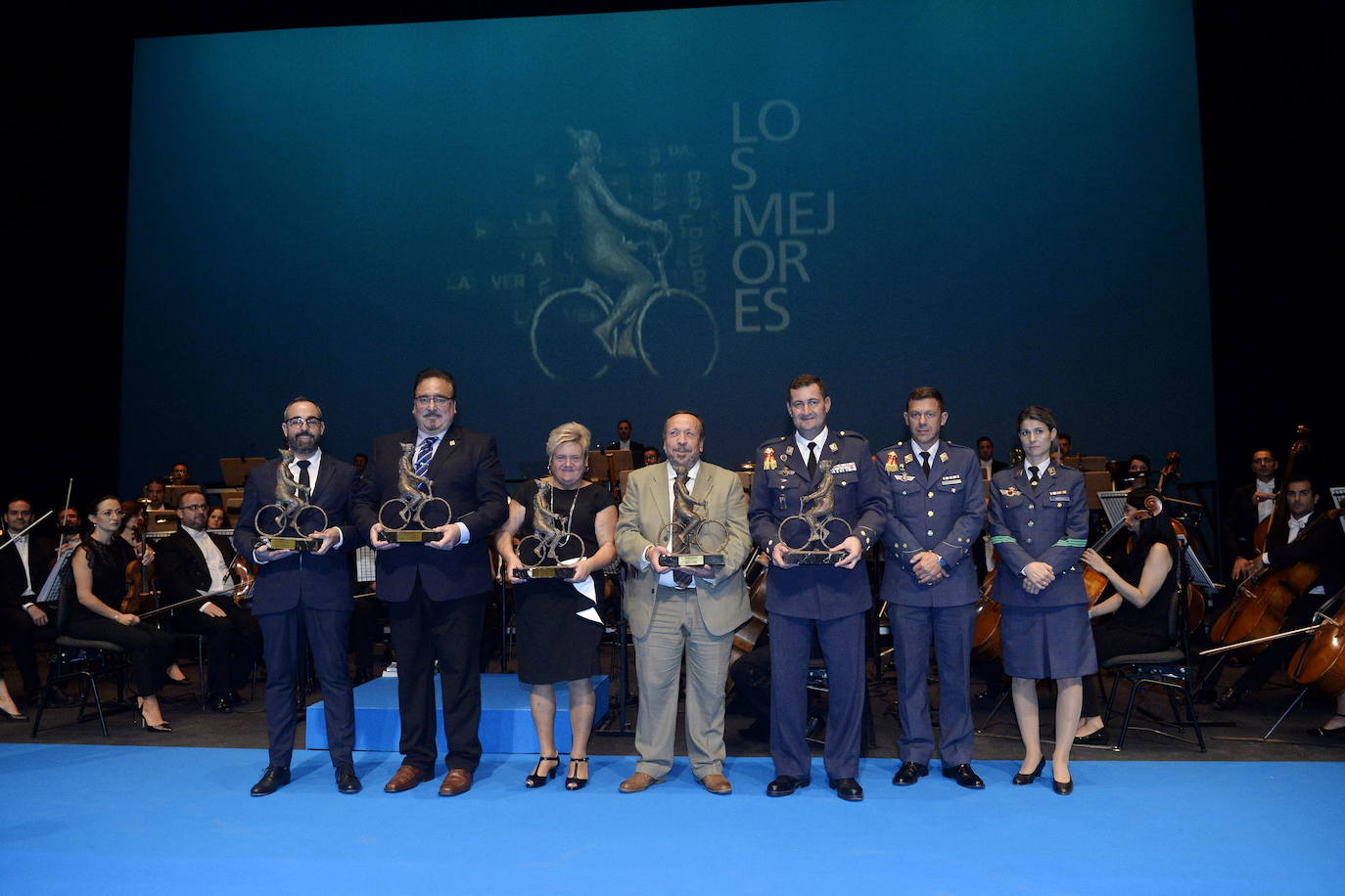 05-10-2019. Los Mejores de LA VERDAD. El periódico entrega los galardones 'Los Mejores 2019' a la Academia General del Aire, los festivales de teatro de San Javier y Molina de Segura, Carlos Moreno y Carmen Gil. Los premiados reciben el homenaje de la sociedad murciana durante una gala celebrada en el Víctor Villegas. :: Nacho García / AGM