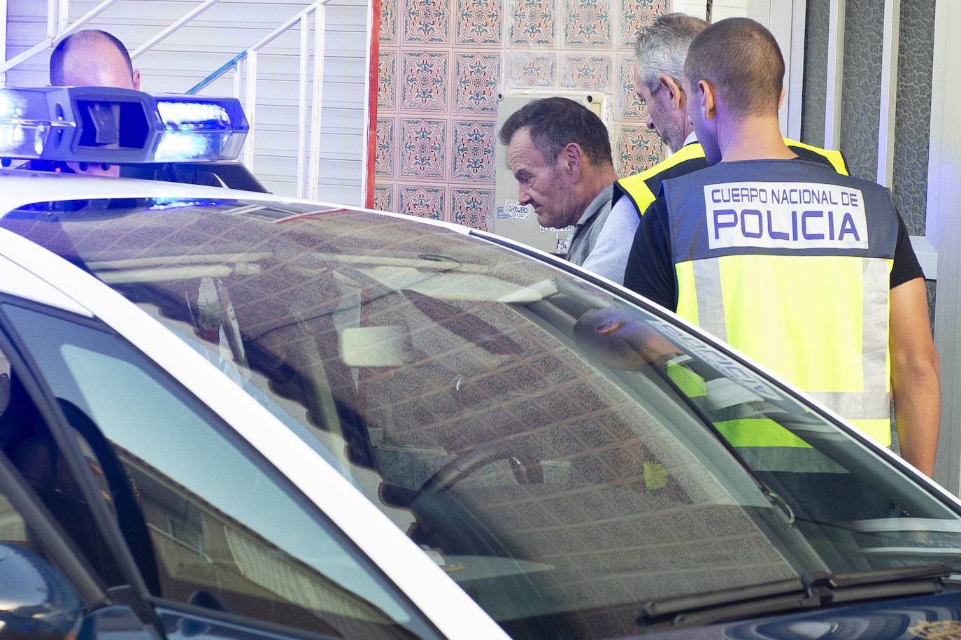 10-10-2019. Detenido por descuartizar a su novia en Cartagena. La Policía busca el cuerpo de la mujer, de 54 años, y que desapareció el día de Navidad en Barrio Peral, y trata de aclarar si su pareja la descuartizó. «Cogí una sierra y la troceé. Lo guardé todo en un arcón congelador. Cuatro o cinco meses después, lo eché en un contenedor», confiesa a la Policía. :: Guillermo Carrión / AGM