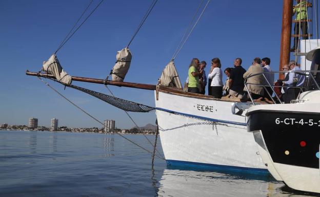 16-10-2019. La ministra Teresa Ribera comprueba el estado del Mar Menor a bordo del barco de la organización ecologista Anse. :: Pablo Sánchez / AGM