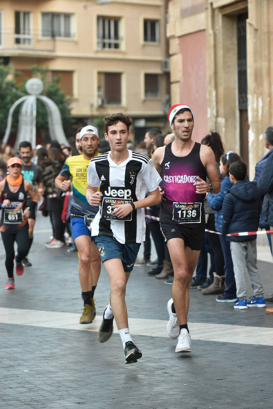 Miles de corredores despiden el año en la prueba que organiza LA VERDAD. 