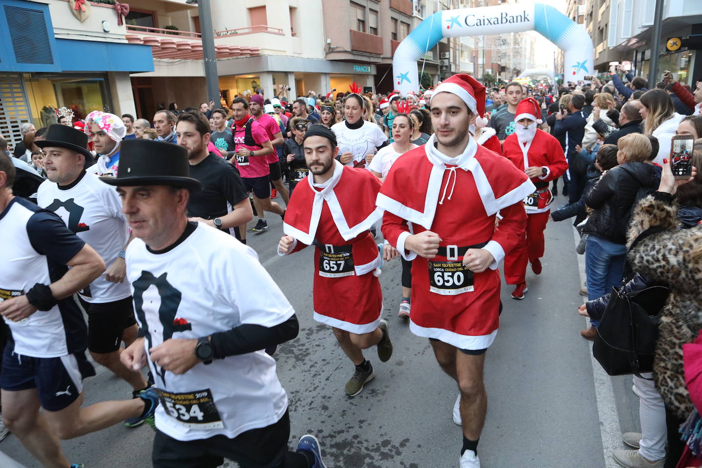 Fotos: Gran ambiente y muchos disfraces en la salida de la San Silvestre de Lorca