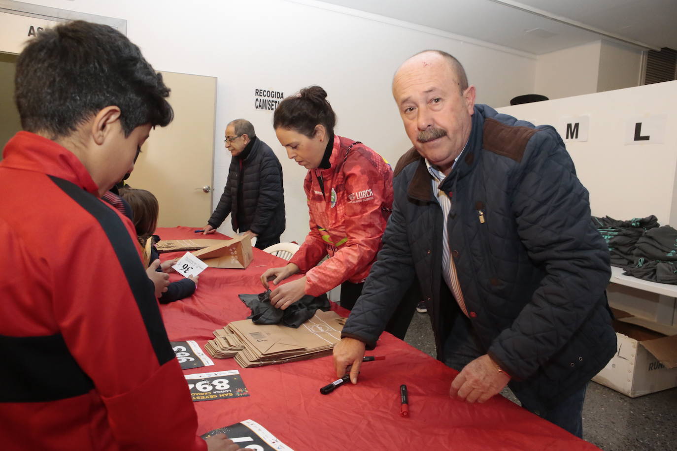 Fotos: Gran ambiente y muchos disfraces en la salida de la San Silvestre de Lorca