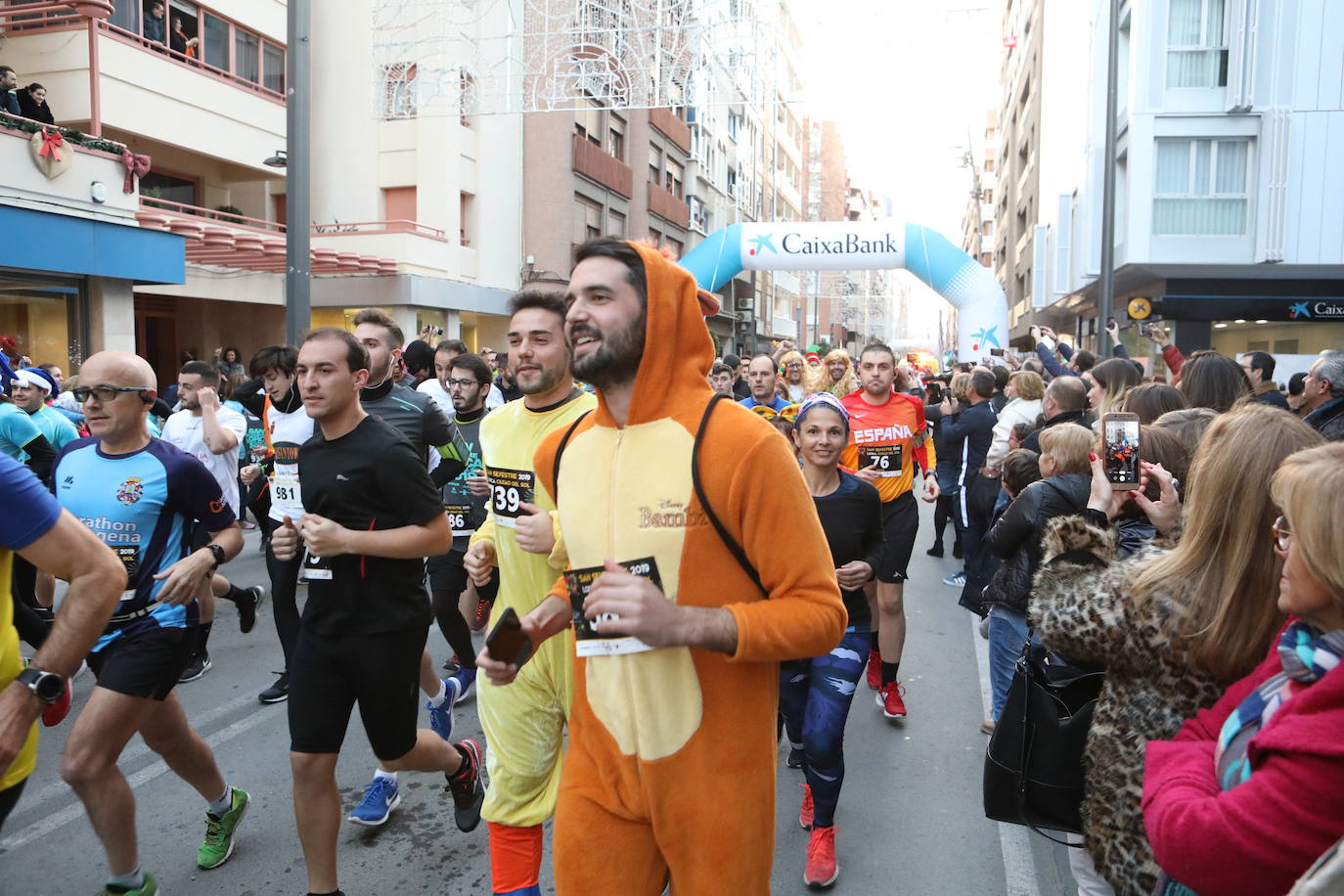 Fotos: Gran ambiente y muchos disfraces en la salida de la San Silvestre de Lorca