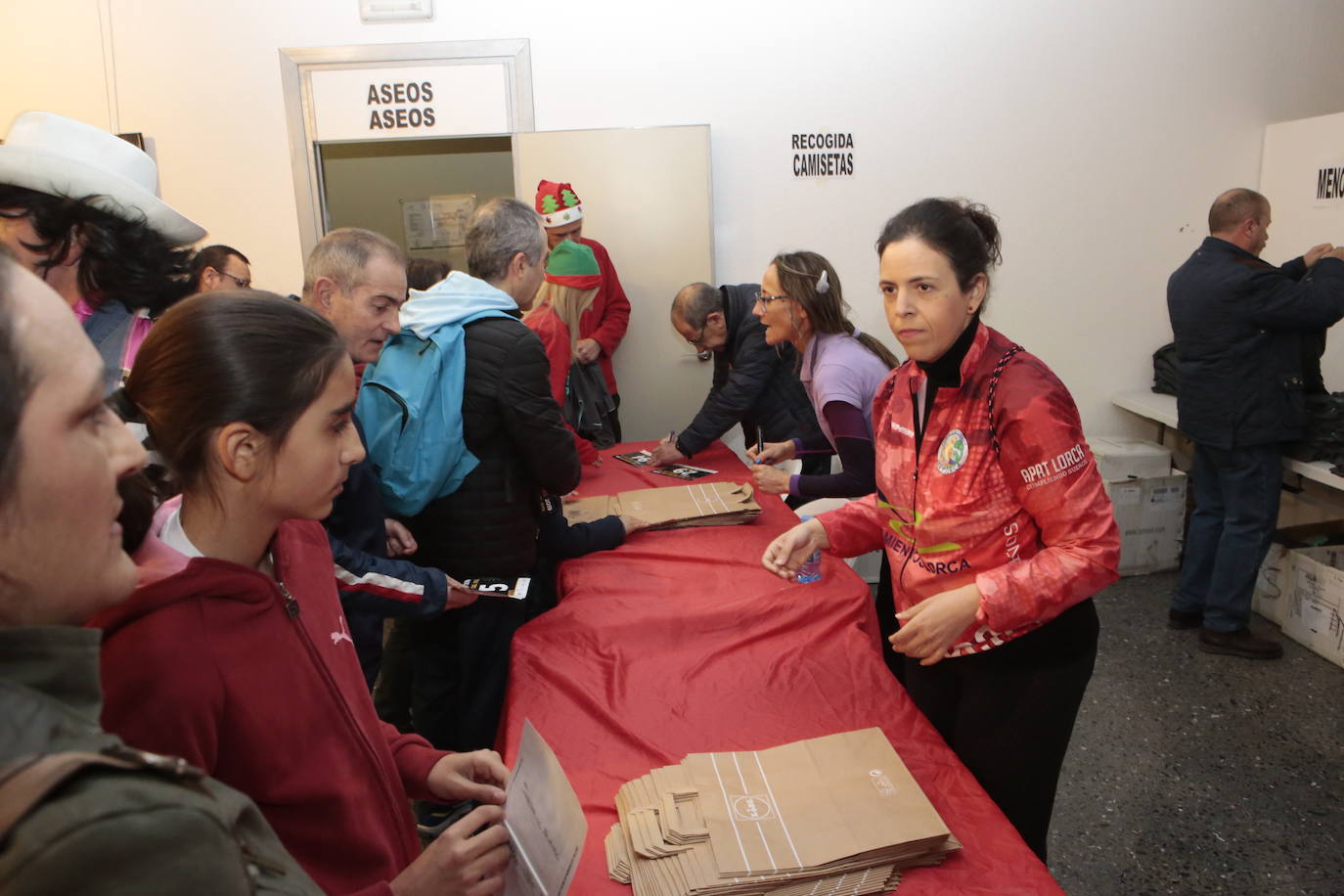 Fotos: Gran ambiente y muchos disfraces en la salida de la San Silvestre de Lorca