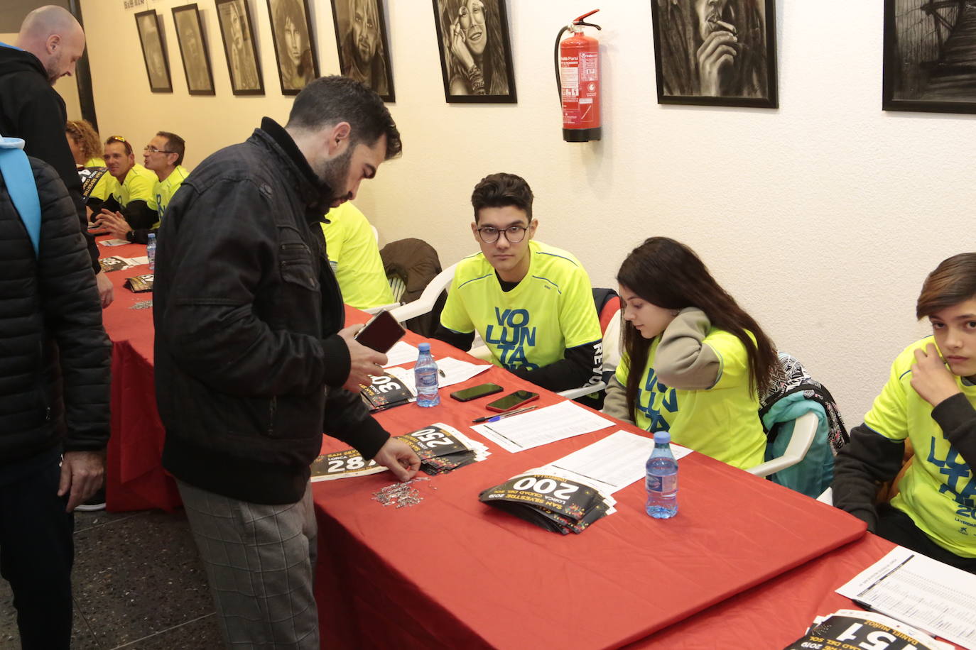 Fotos: Gran ambiente y muchos disfraces en la salida de la San Silvestre de Lorca