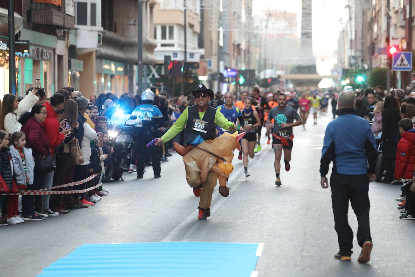 La séptima edición de la carrera que cierra el año contó con la participación de más de 1.000 personas