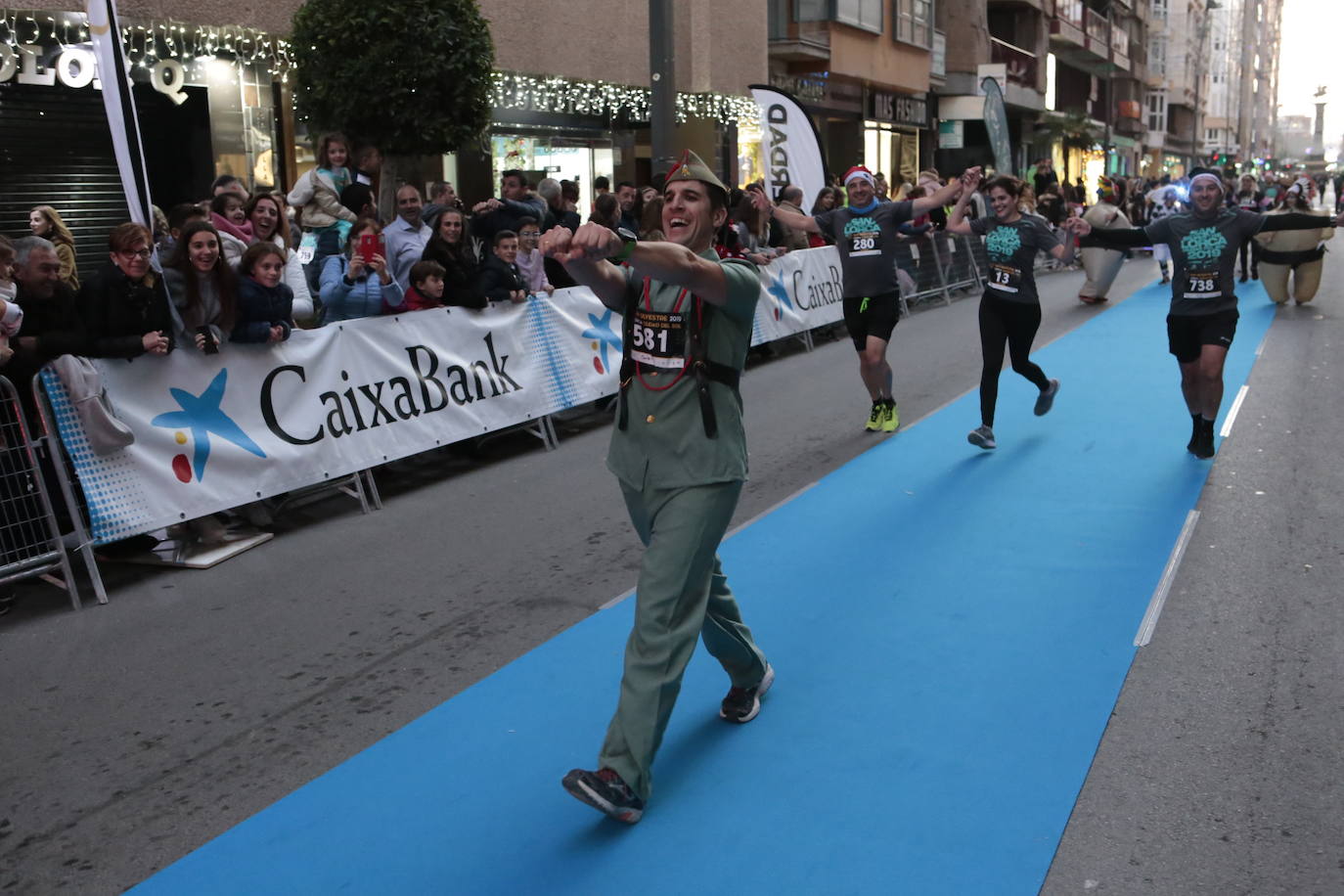 La séptima edición de la carrera que cierra el año contó con la participación de más de 1.000 personas