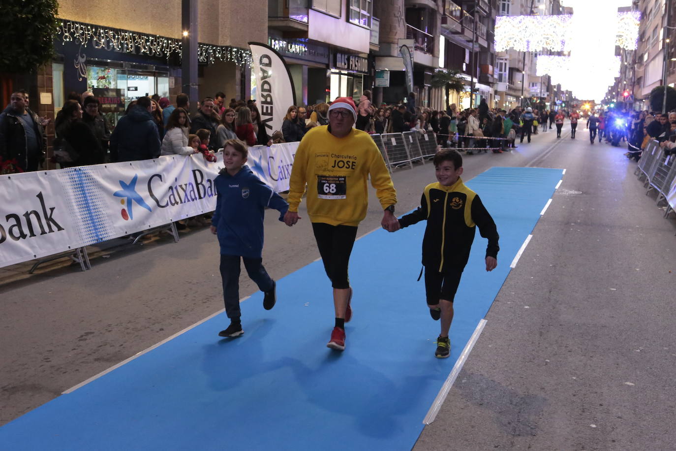 La séptima edición de la carrera que cierra el año contó con la participación de más de 1.000 personas